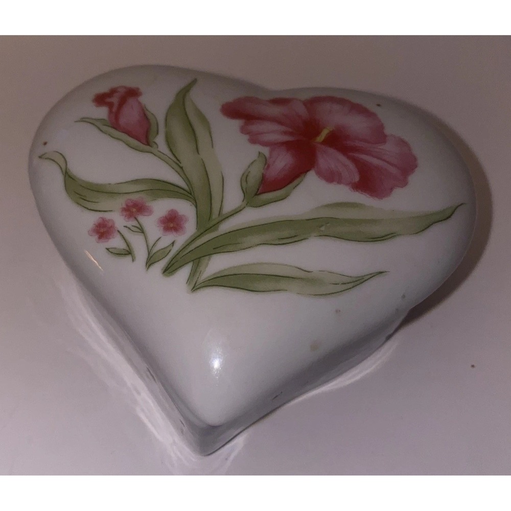Heart shaped Ceramic Trinket Box w/ Flowers